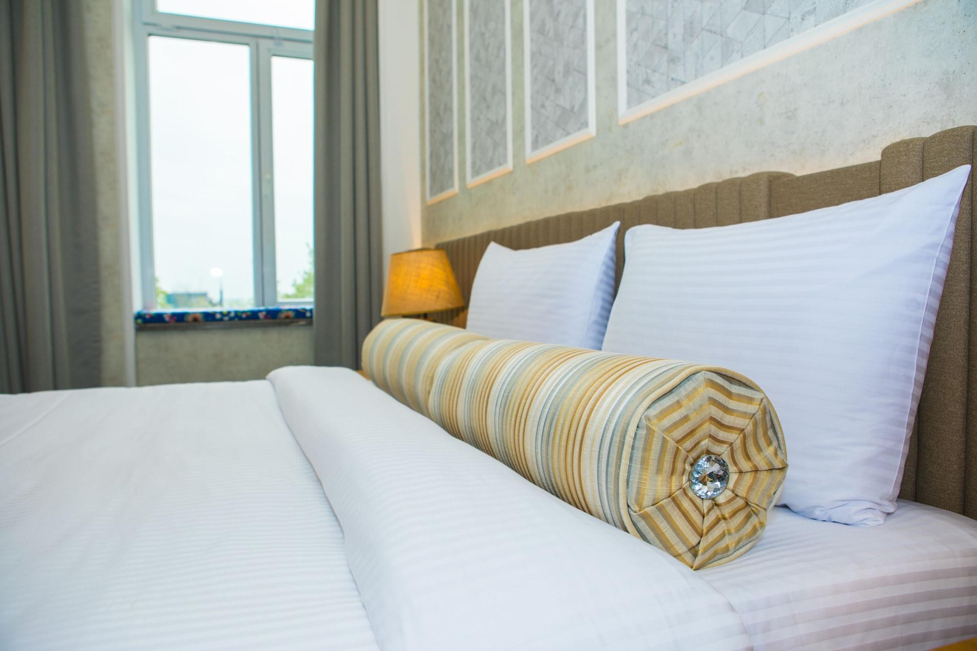 Promenade Hotel Баку Экстерьер фото A bolster pillow