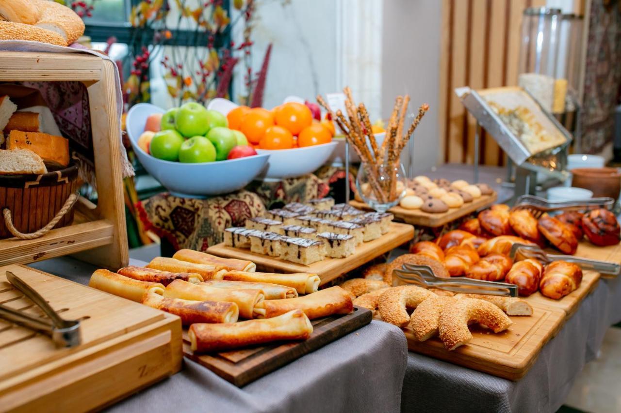 Promenade Hotel Баку Экстерьер фото A buffet