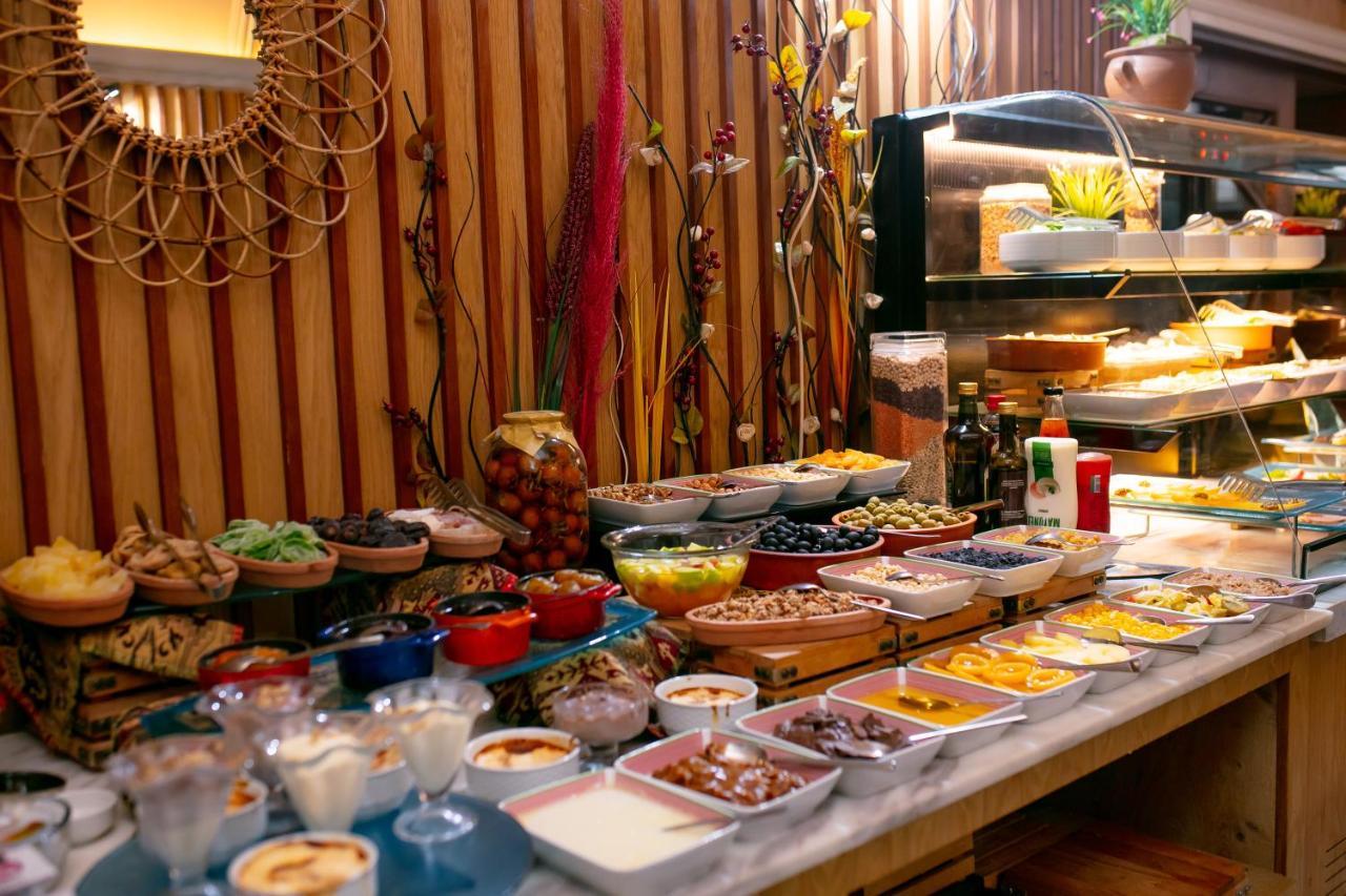 Promenade Hotel Баку Экстерьер фото A buffet in a restaurant