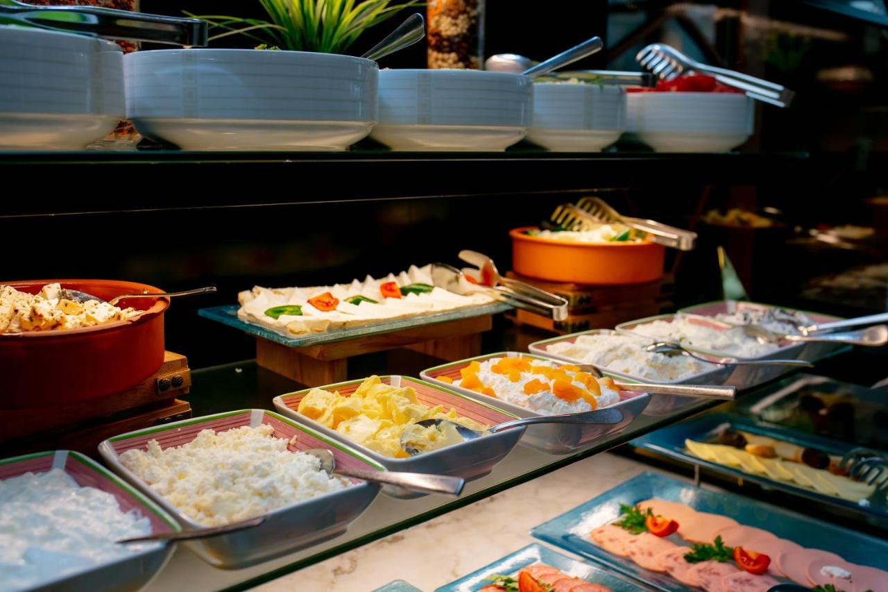 Promenade Hotel Баку Экстерьер фото A buffet at a restaurant