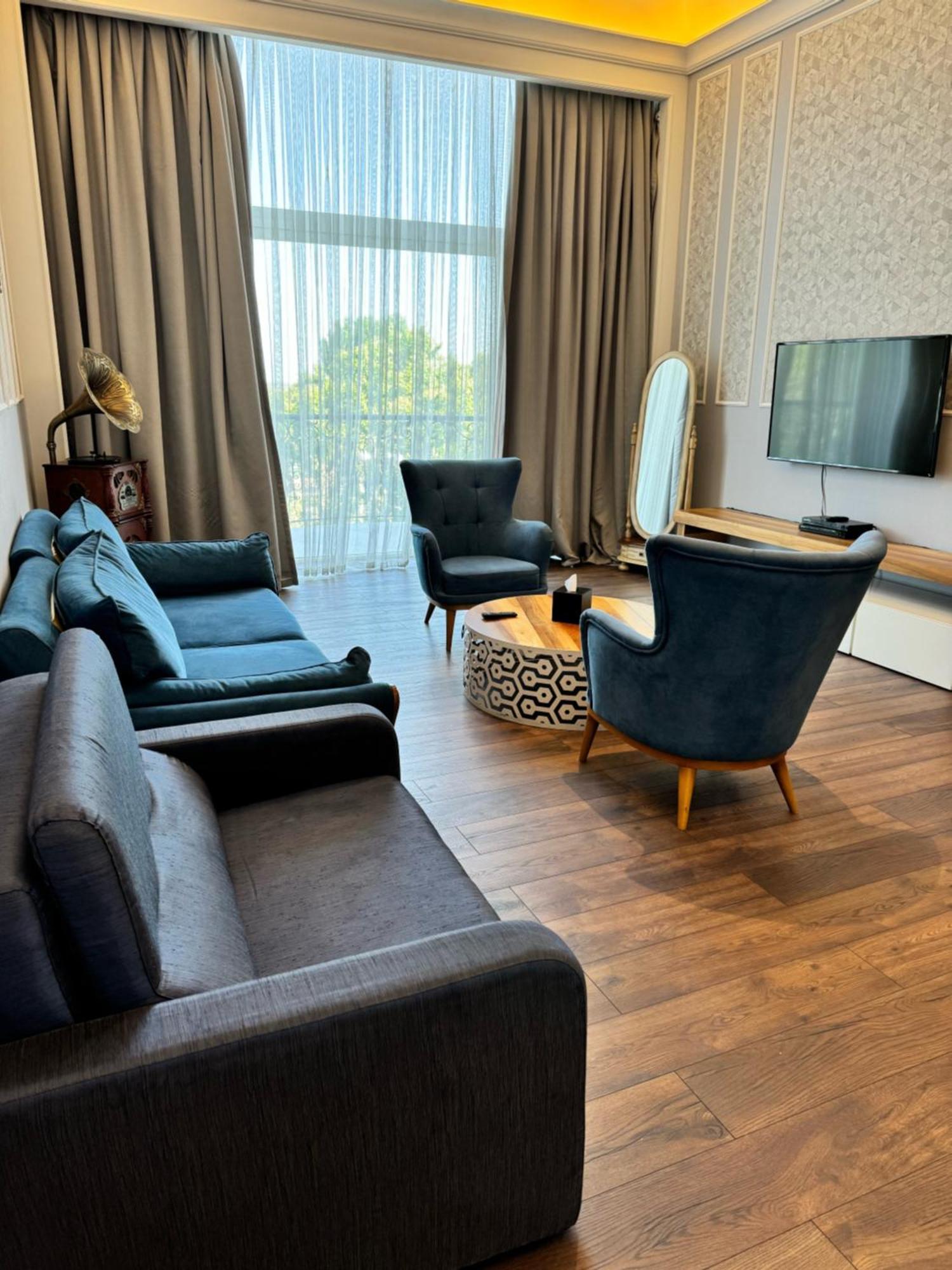 Promenade Hotel Баку Экстерьер фото A living room in a modern apartment