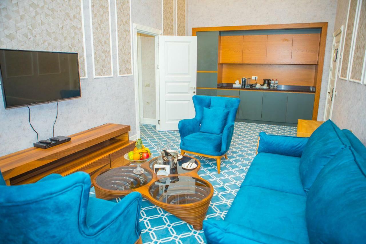 Promenade Hotel Баку Экстерьер фото A living room in a hotel