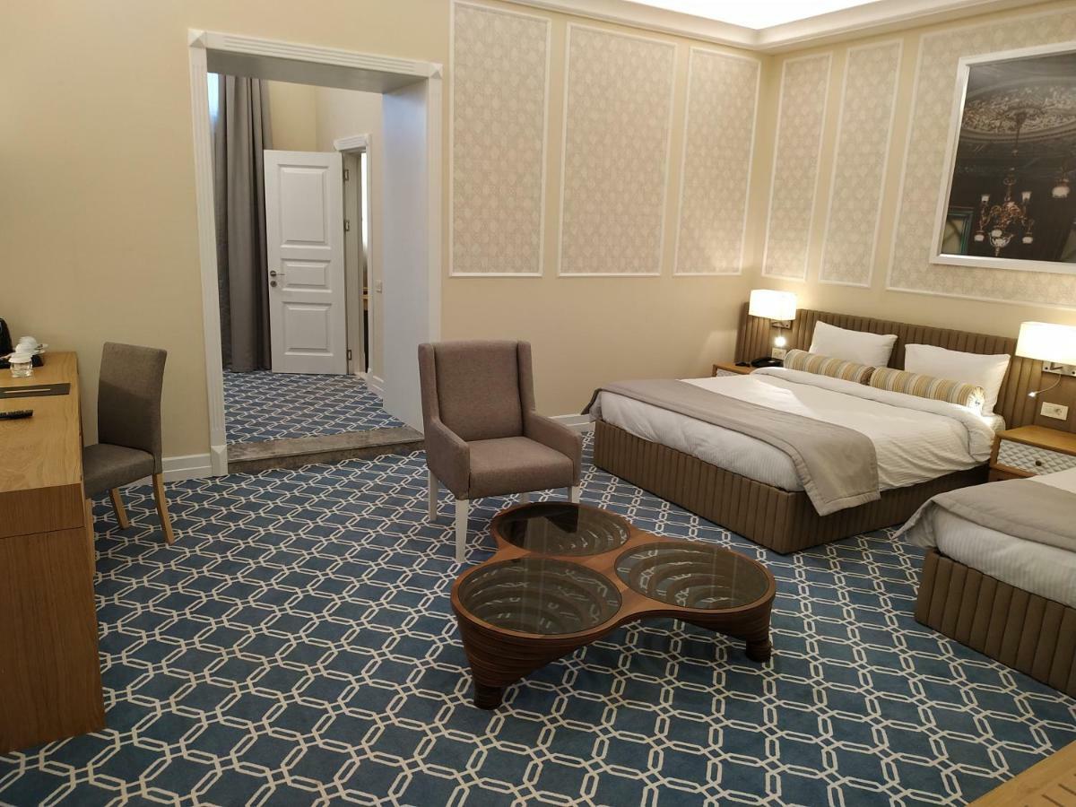 Promenade Hotel Баку Экстерьер фото A room at the hotel